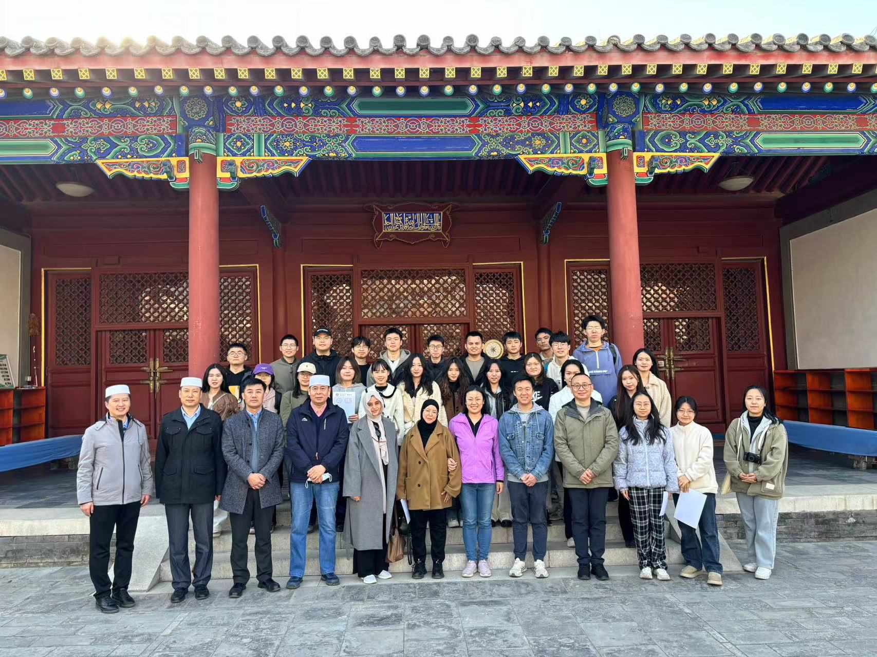 بالصور : وفد جامعة اللغات والثقافة ببكين يزور المساجد لتهنئة المسلمين برمضان