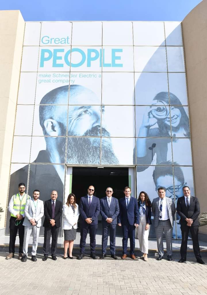 رئيس الهيئة العامة للاستثمار يتفقد توسعات مصنع شنايدر إلكتريك بمدينة بدر