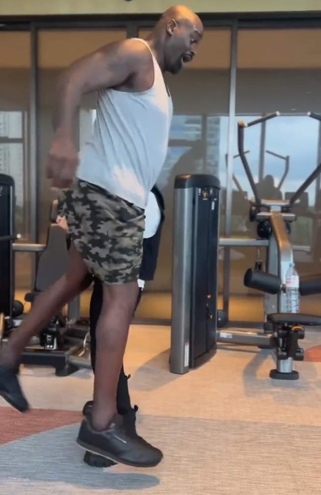 وزنه يصل لضعف وزنها.. بطلة فنون قتالية ترفع لاعب كرة السلة الأمريكي شاكيل أونيل البالغ وزنه 150 كيلو