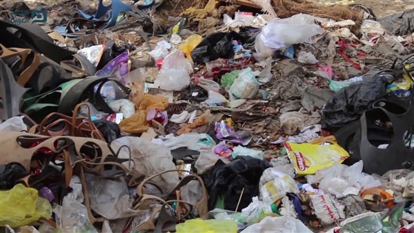 النبش عن الثروة والصحة والسياحة في تلال القمامة.. مشاهير ارتدوا القمامة بعد إعادة تدويرها