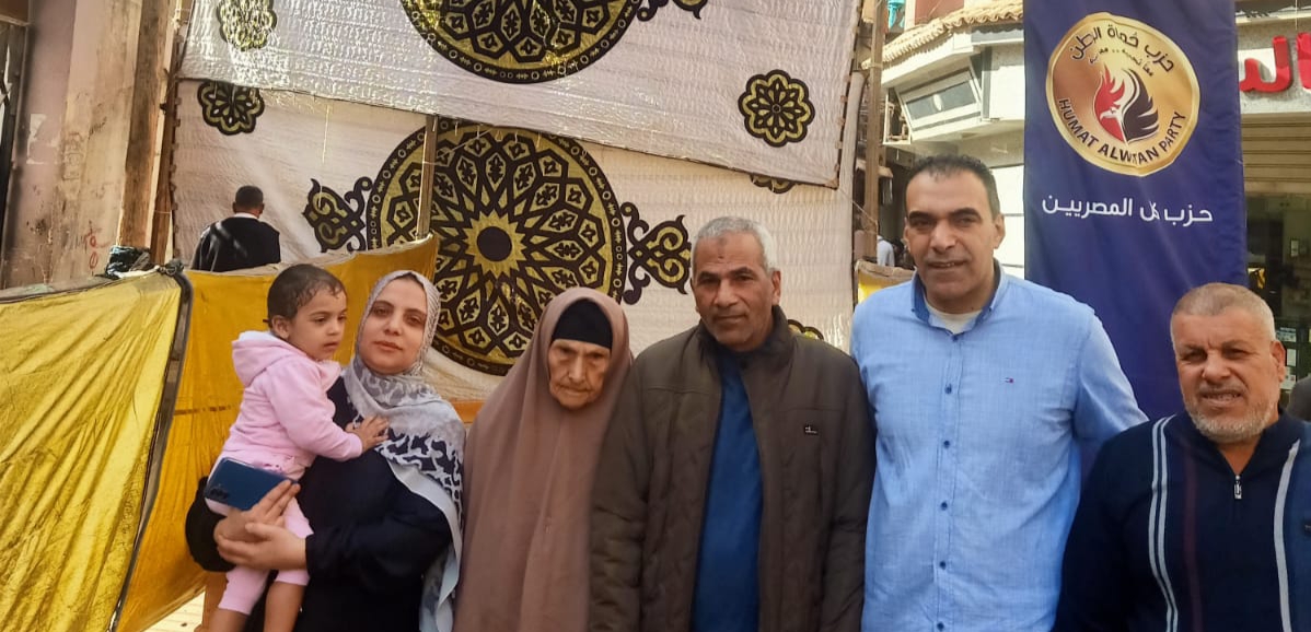 بالبحيرة...سيدة مسنه 96 سنة اصرت على الإدلاء بصوتها ومواطن يوزع عصائر وحلوى على الأطفال