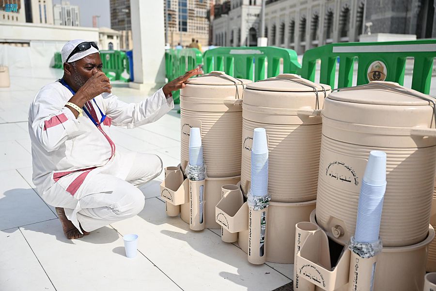 قاصدو المسجد الحرام ينعمون بأجواء روحانية وسط خدمات متكاملة