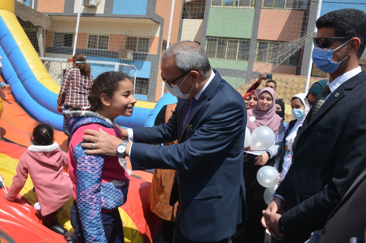 محافظ القليوبية ونوابه وقيادات المحافظة يشاركون الأيتام فرحتهم في الحفل الذي نظمته المحافظة بمناسبة عيد اليتيم بمدرسة الشبان المسلمين