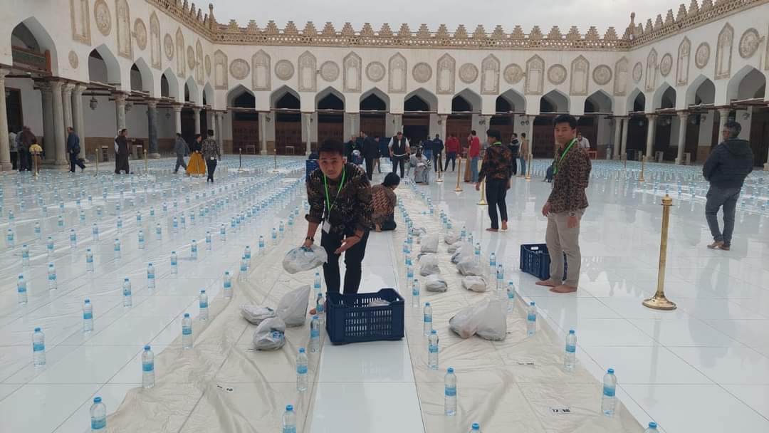 الطلاب الوافدون يشاركون في تجهيزات الإفطار الجماعي بالجامع الأزهر