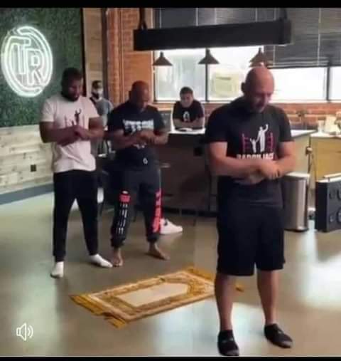 رد فعل الملاكم "تايسون"علي صاحب مقهى كاتب لافتة .. « ممنوع دخول الكلاب والمسلمين وأصحاب البشرة السوداء.. »