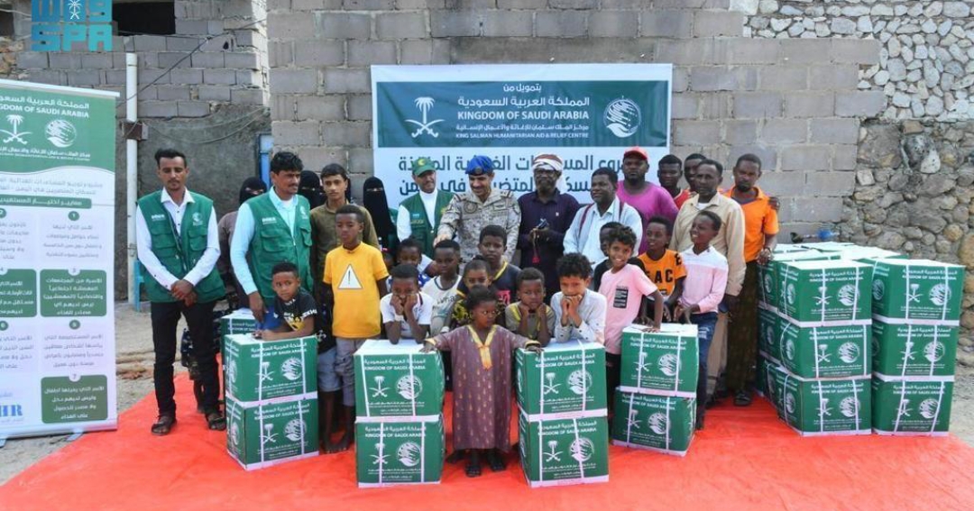 سلمان للإغاثة يوزع السلال الغذائية بسقطرى اليمنية