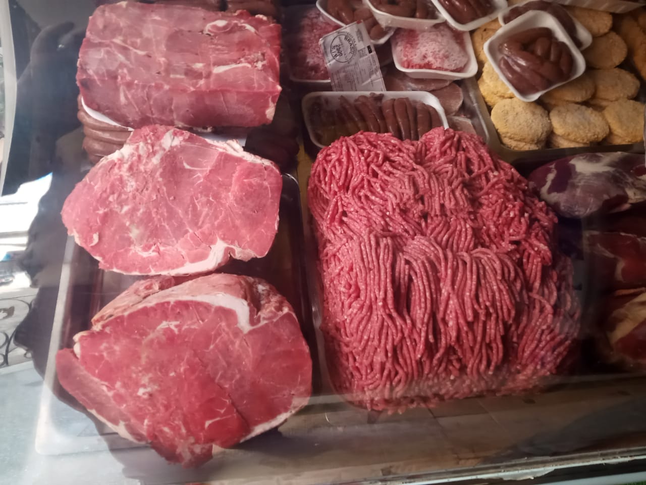 ضبط ٥ طن محسن زراعى وكمية من اللحوم غير صالحة للإستهلاك الآدمي بالبحيرة 