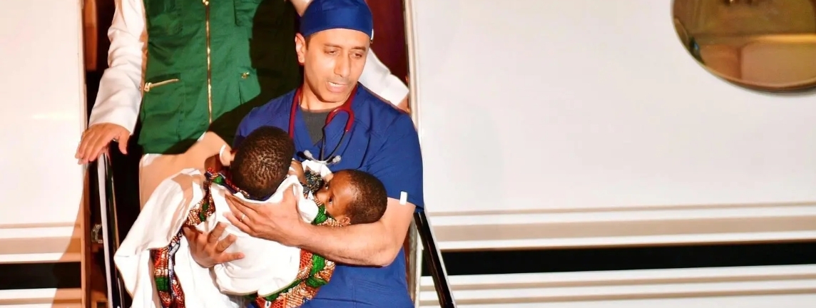 وصول التوأم السيامي التنزاني "حسن وحسين" إلى الرياض