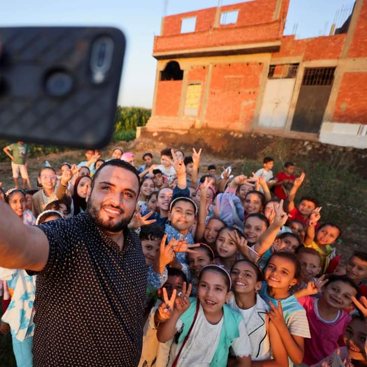 بالصور شاب يحول منزله إلى مكتبة للأطفال