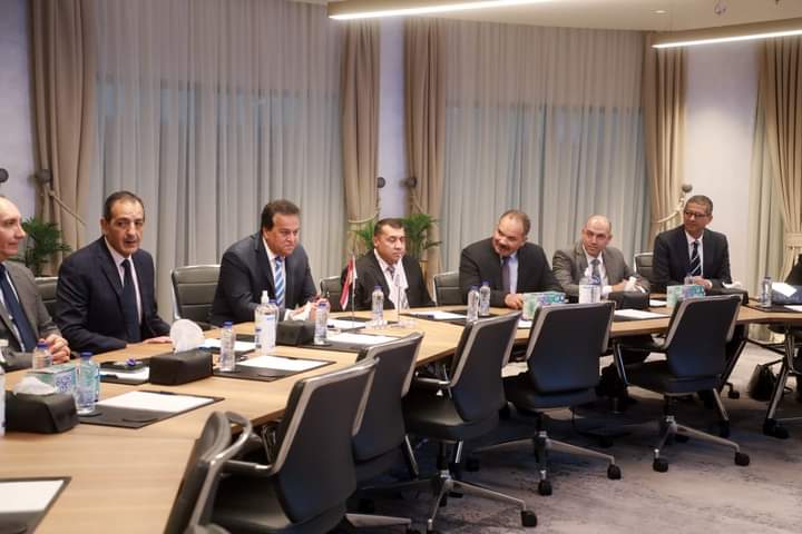 وزير الصحة يلتقى رئيس مجمع الإصدارات الذكية والمؤمنة لبحث سبل الاستفادة من قدرات المجمع لدعم خطة الوزارة للميكنة والتحول الرقمى