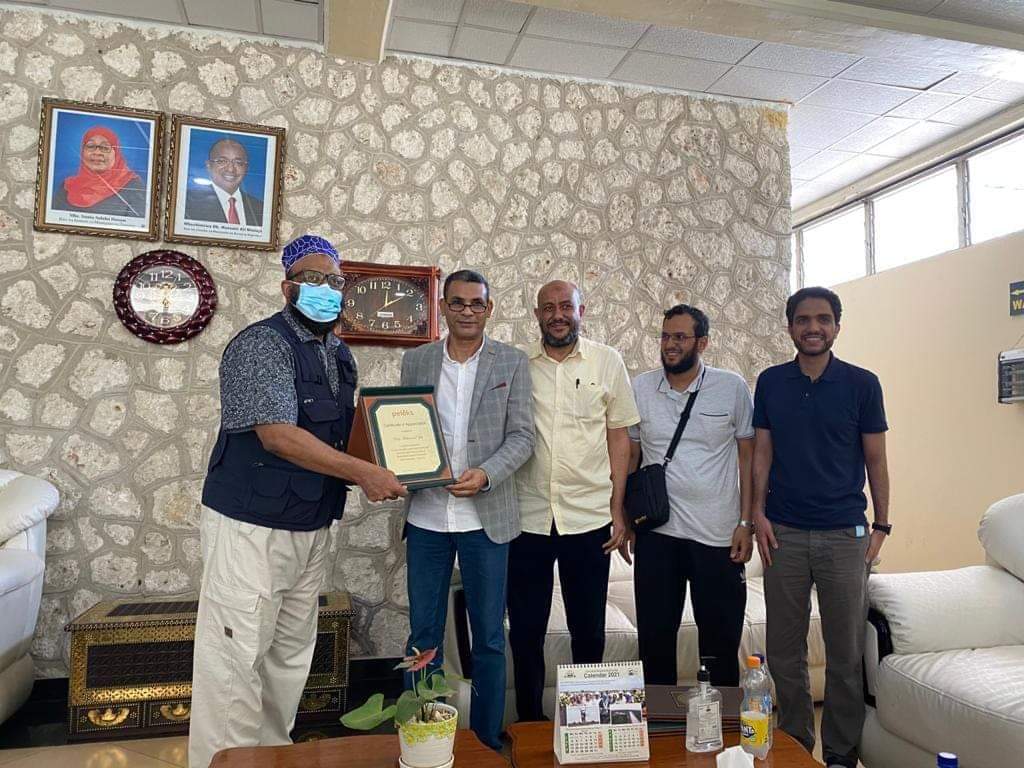 بالصور: وزير الصحة التنزاني يكرم القافلة الطبية لجامعتي أسوان وسوهاج 