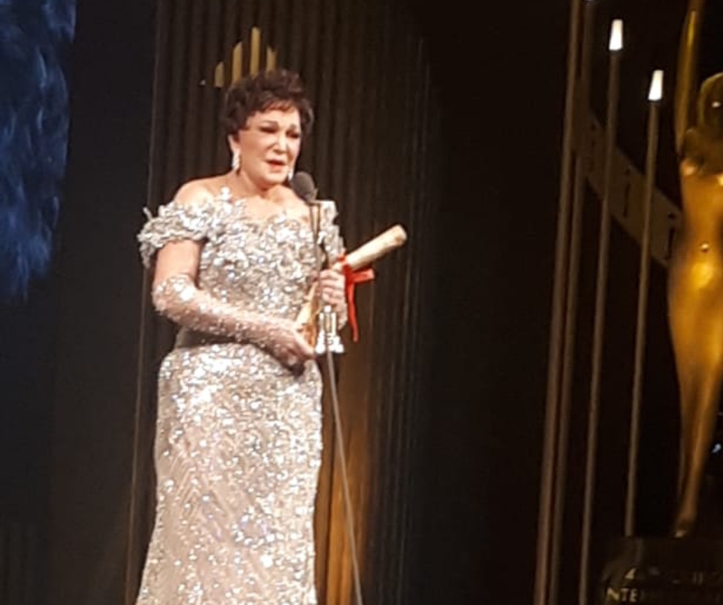 لبلبة تحصد جائزة الهرم الذهبي لإنجاز العمر في حفل افتتاح مهرجان القاهرة السينمائي بدورته الـ44