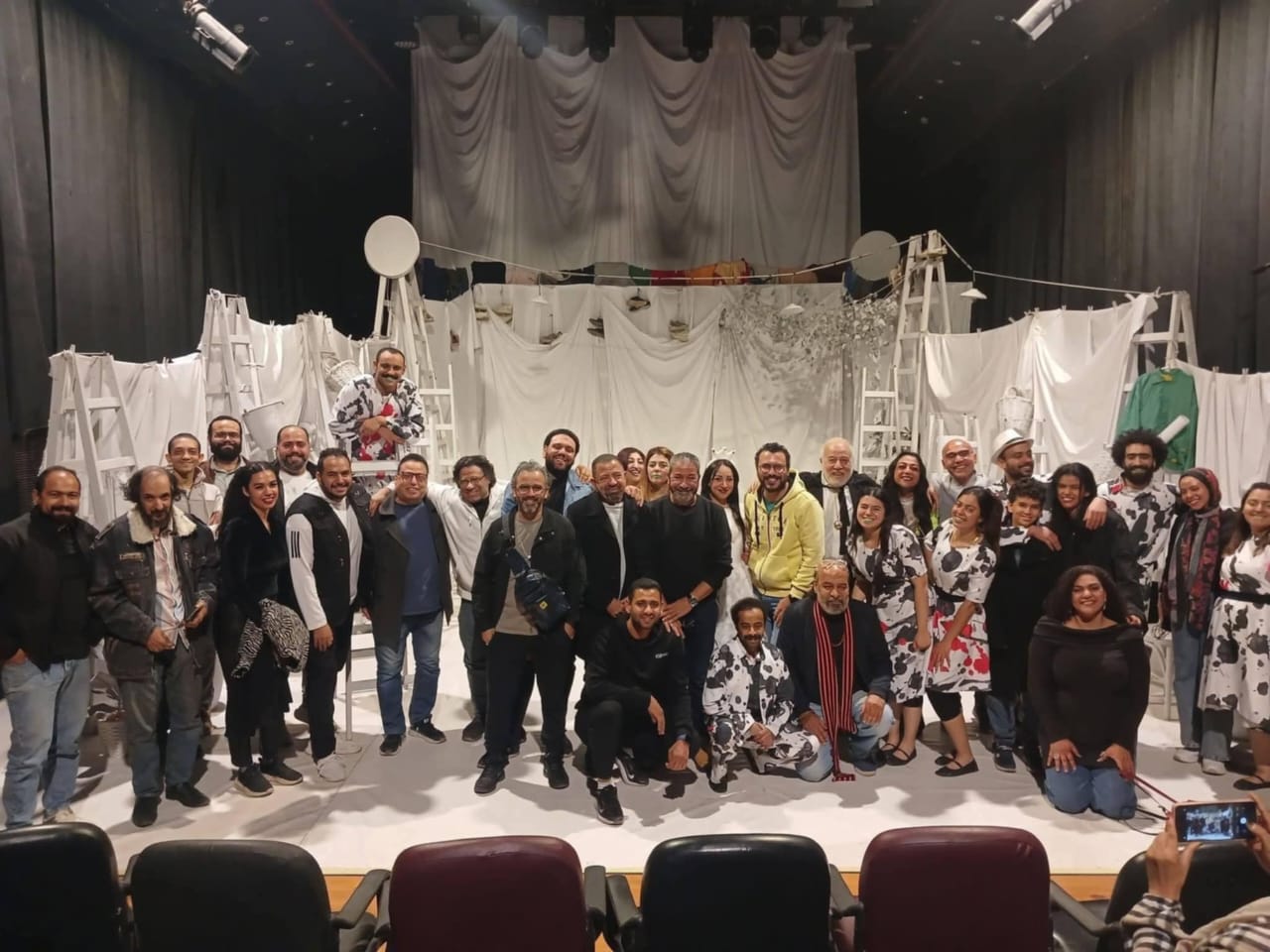 بالصور : مدرسة العصفوري تعيد روح مسرح العبث بلافتة كامل العدد