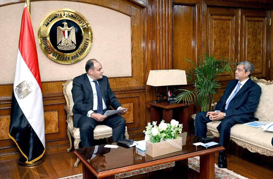 وزير التجارة والصناعة يبحث مع رئيسي اتحادي الصناعات والغرف التجارية رؤية مجتمع الاعمال للارتقاء بقطاعى التجارة والصناعة