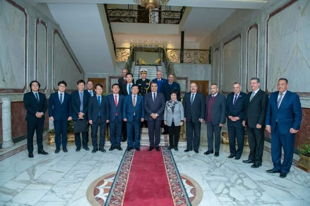 بالصور.."وزير الدولة للإنتاج الحربى" يستقبل وفد "البرلمان الكوري الجنوبي"