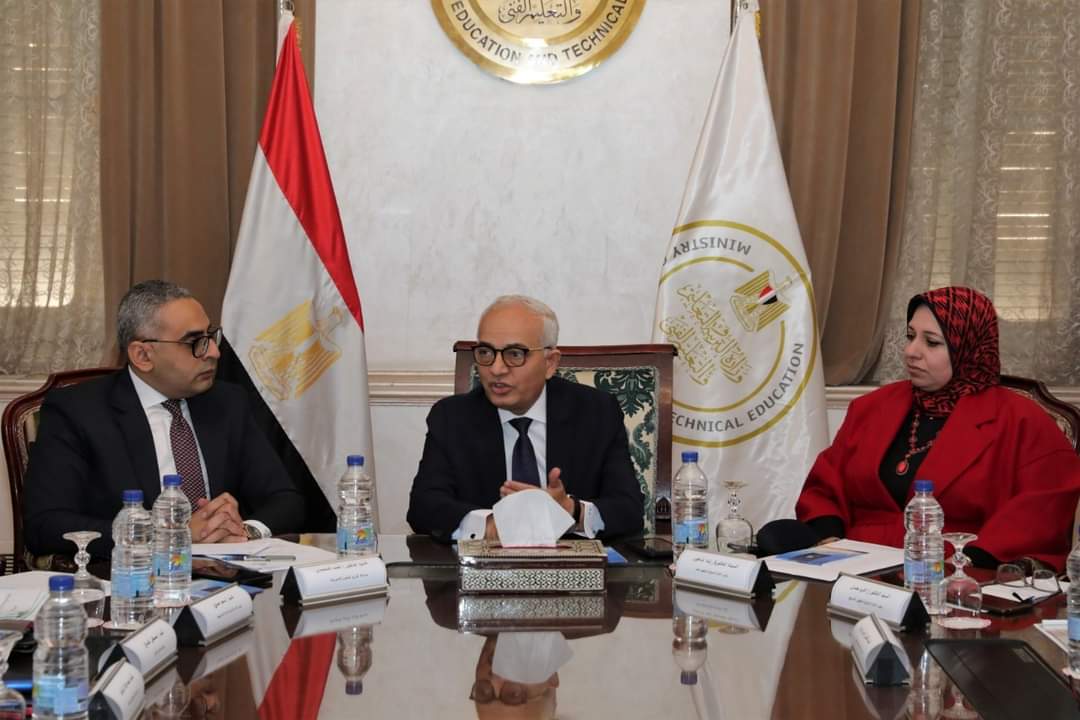 وزير التربية والتعليم يعقد اجتماعًا لمناقشة تفعيل مجموعات الدعم مع بداية الفصل الدراسي الثاني