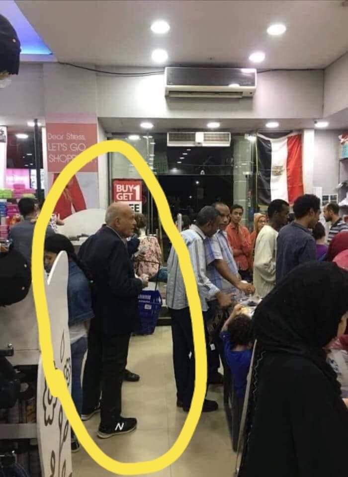 السير مجدي يعقوب في الطابور!!