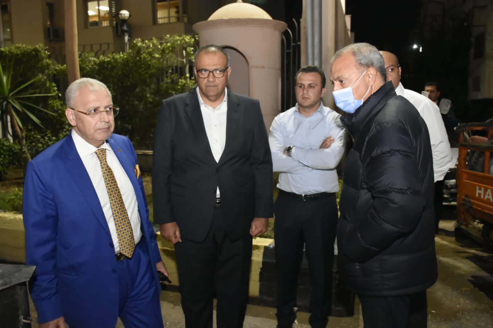 محافظ القليوبية يقوم بجولة مسائية لمتابعة أعمال رفع مياه الأمطار بمدينة بنها