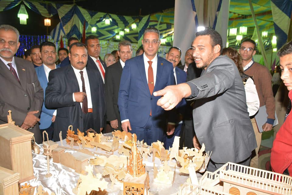 محافظ سوهاج يكرم أوائل مدارس السلام للغات بحي الكوثر