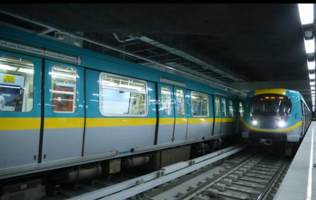 فتاة عشرينية  تنهي حياتها تحت عجلات المترو بمحطة فيصل