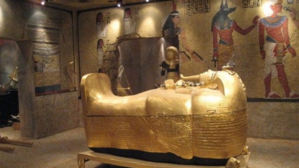 "أسوشيتدبرس" تبرز اكتشاف مقبرة أثرية جديدة قرب الأهرامات