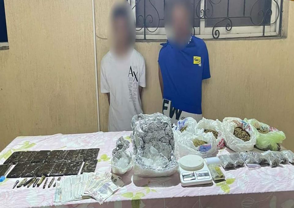 ضبط سائق وعامل بوفيه بدائرة قسم شرطة التجمع الخامس بحوزتهما مواد مخدرة بقصد الإتجار.   