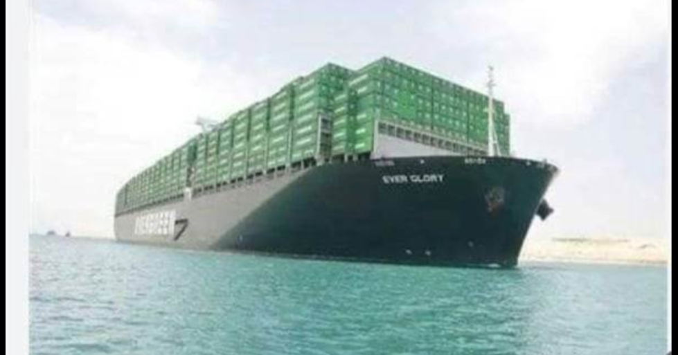 الفريق أسامة ربيع: حركة الملاحة بالقناة منتظمة وتعاملنا باحترافية مع عطل ماكينات السفينة GLORY خلال عبورها بالقناة"