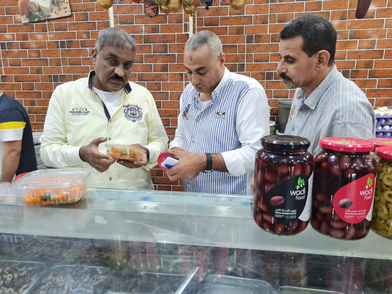 ضبط 2 طن دقيق و7900 عبوة عصائر و233 قطعة حلوى منتهية الصلاحية بالبحيرة 