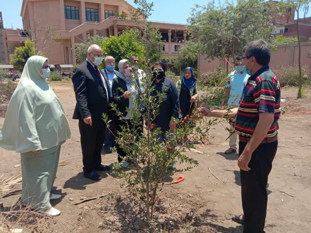 بالصور: المشرف علي قطاع خدمه المجتمع يتفقد كليات الحقوق والتربية والتمريض