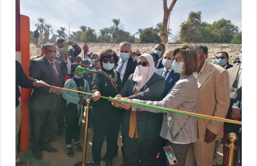 البنك الأهلي المصري بالتعاون مع مصر الخير يفتتحان 11 مدرسة ويضعان حجر الأساس لمدرسة تعليم أساسي ويتفقدان أعمال تطوير مركز شباب بأسوان