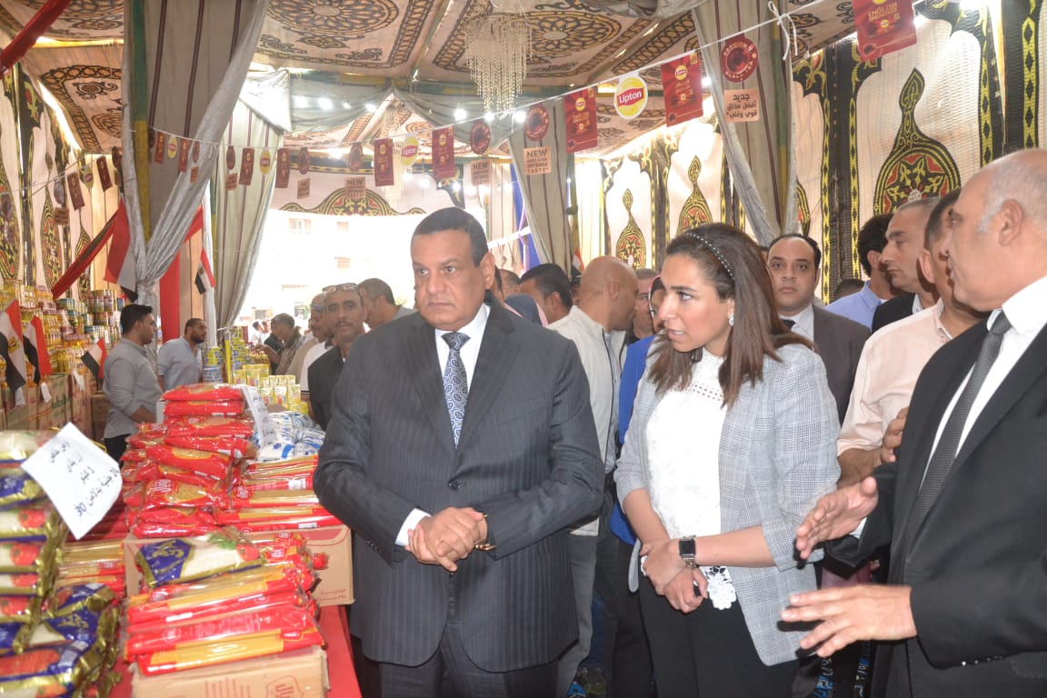 بالصور...آمنه وبلبع يفتتحان معرضاً للسلع الغذائية بمدينة إيتاى البارود بالبحيرة 