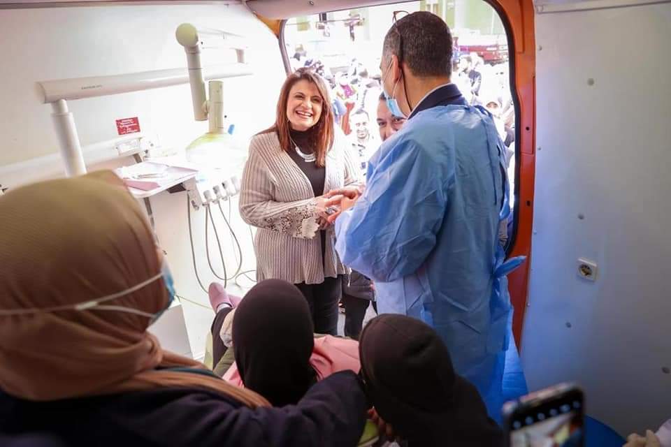 وزيرة الهجرة  تتفقد قافلة طبية  لأهالي الاسمرات بمشاركة خبير مصري بالخارج في طب الاسنان
