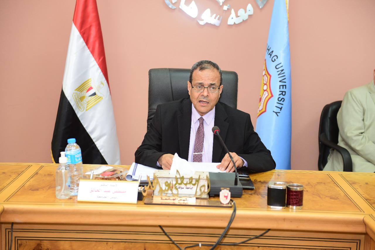 رئيس جامعة سوهاج يحيل عدداً من الموظفين المشرفين للتحقيق