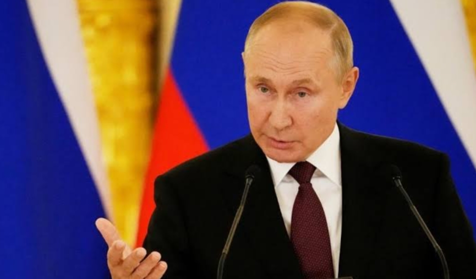 بوتين يعترف رسميًا باستقلال جمهوريتي دونيتسك ولوغانسك. 