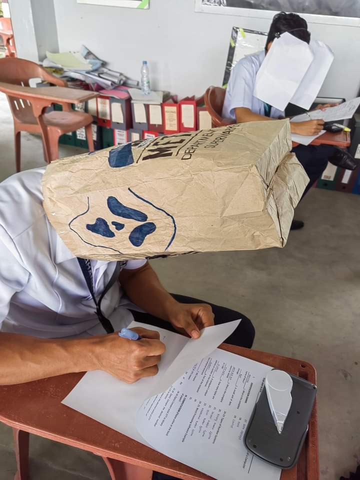 جامعة في الفلبين تُجبر الطلاب على تغطية رؤوسهم لمنع الغش بالامتحانات