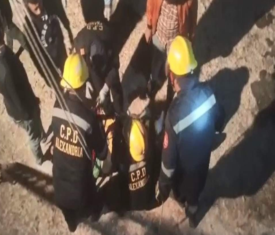 انتشال فتاة أسكندرينية علي أثرسقوطها خلف سور كورنيش البحر .