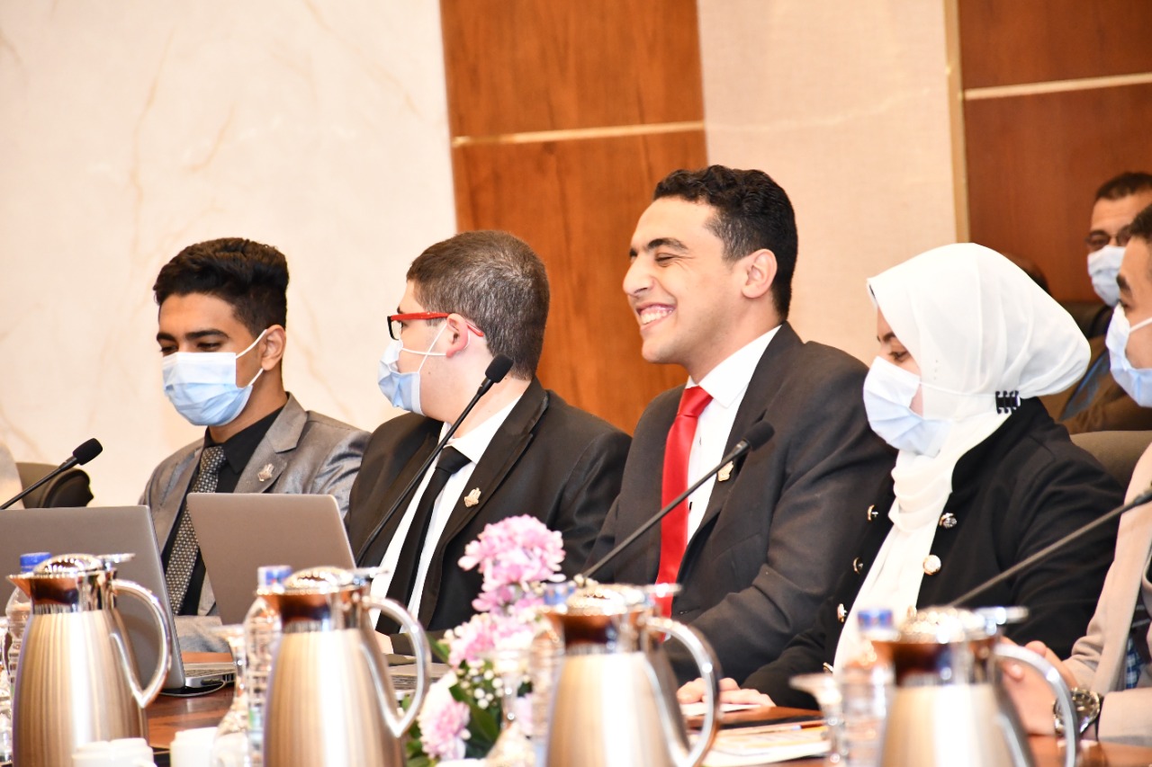 ابن مدينة سفاجا بالبحر الأحمر يمثل المحافظة في برلمان الطلائع نموذج محاكاه مجلس الوزراء