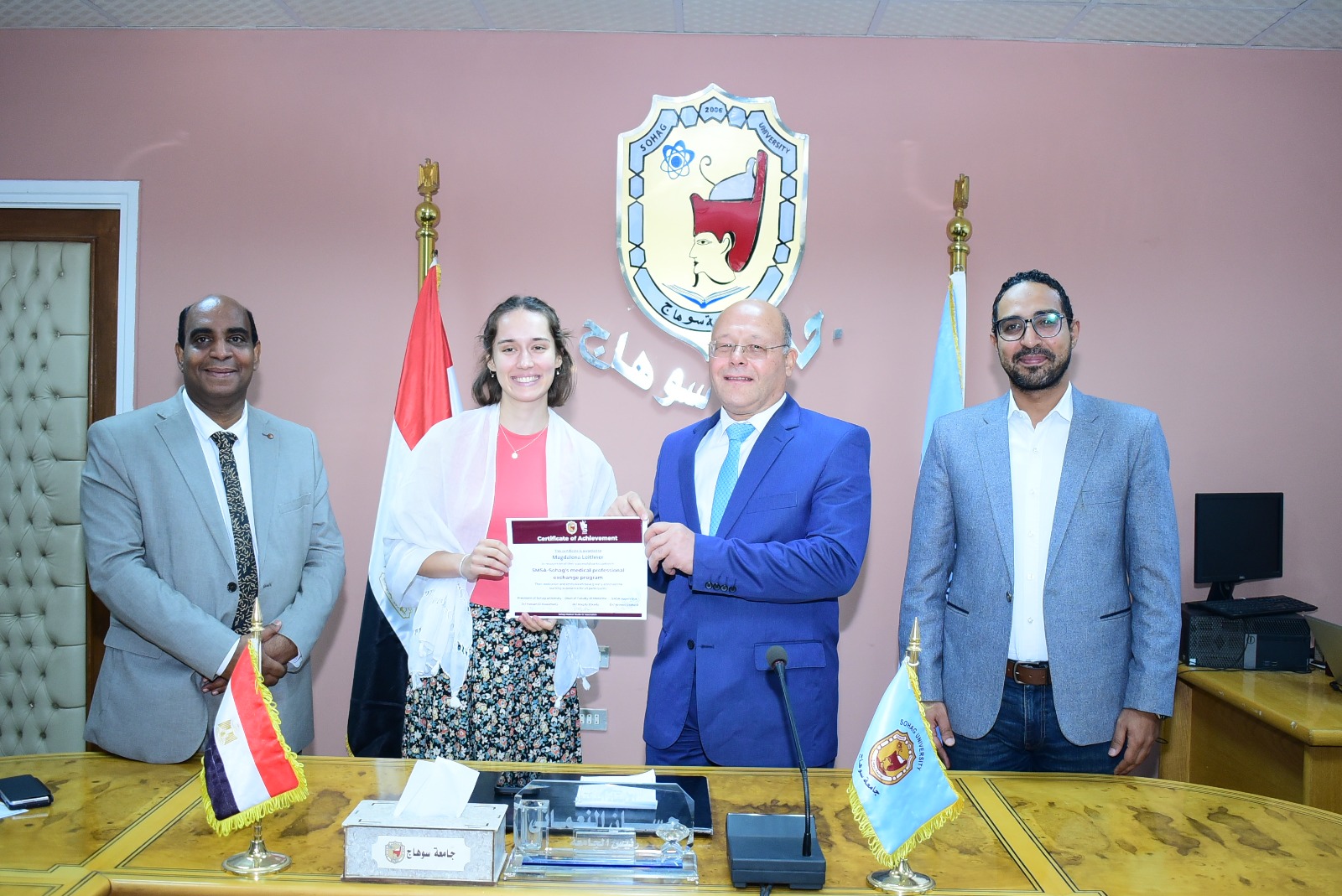 رئيس جامعة سوهاج يلتقي وفداً طلابياً من كليات الطب الأجنبية