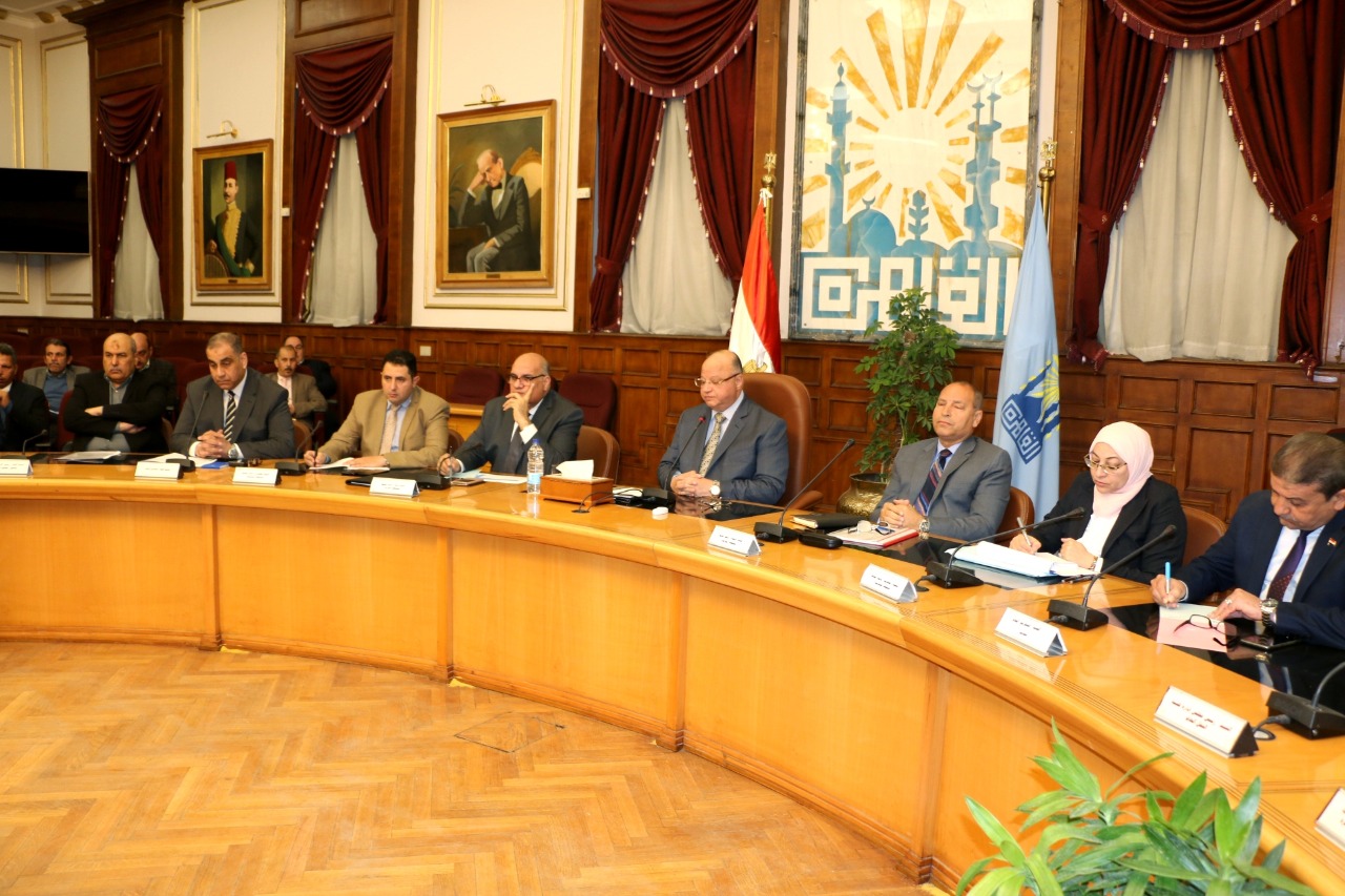 محافظ القاهرة يفتح النار على الفساد والعشوائيات..