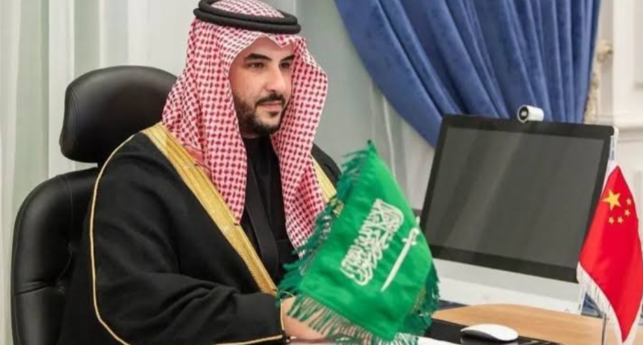 وزير الدفاع السعودي يؤكد دعم المملكة كافة الجهود للتوصل إلى حلٍّ سياسي شامل للأزمة اليمنية