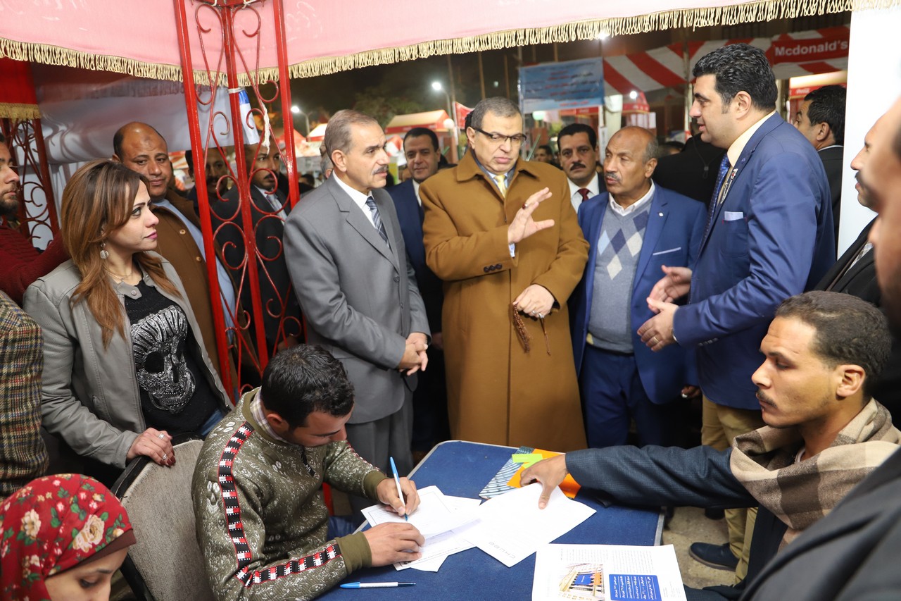 "سعفان" ومحافظ أسيوط  يفتتحان ملتقى توظيف يوفر 9250 فرصة عمل