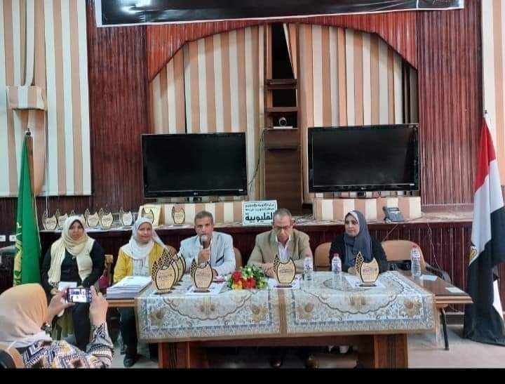 مدير تعليم القليوبية يكرم الفائزين في مسابقات التربية البيئية والسكانية والصحية بالقليوبية