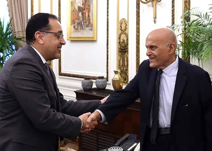 بالصور: رئيس الوزراء يلتقي الدكتور مجدي يعقوب