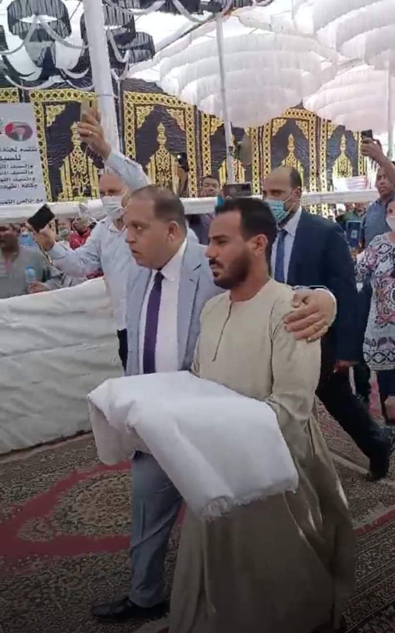 بالصور: صلح تاريخى بين قبيلتي القليعات بالشيخ عيسى وآل ظريفة بالطويرات بالغردقة