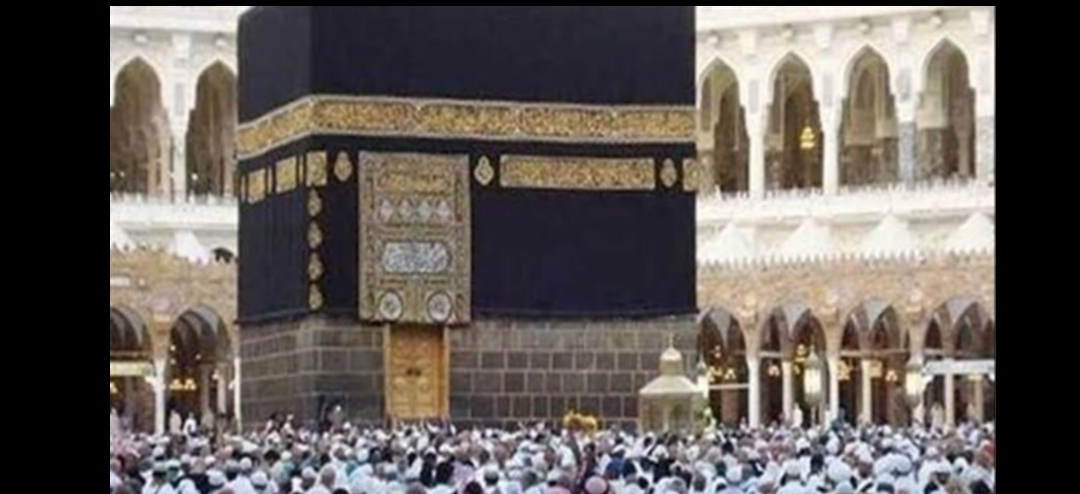 "شؤون الحرمين" ترفع الجزء السفلي لكسوة الكعبة استعداداً لغسل الكعبة المشرفة اليوم