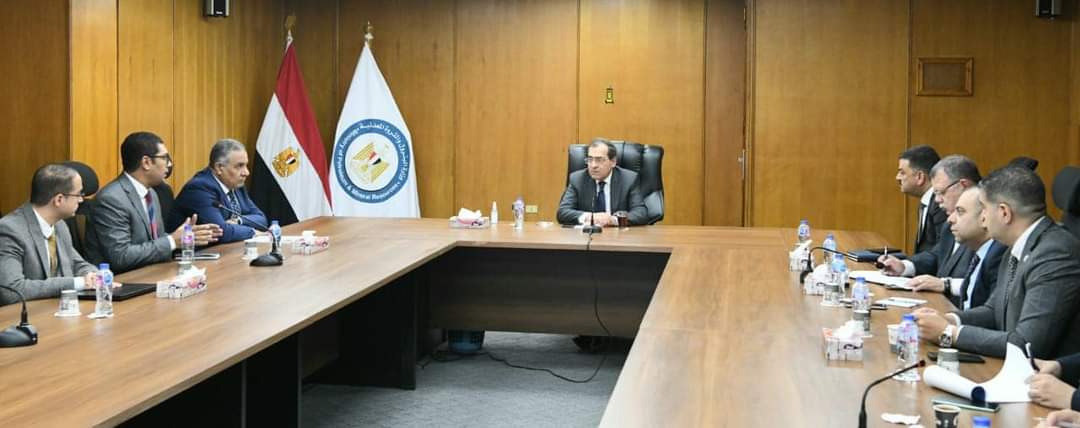 المهندس طارق الملا بمقر هيئة الثروة المعدنية لمتابعة تقدم العمل بمشروع انشاء البوابة . 