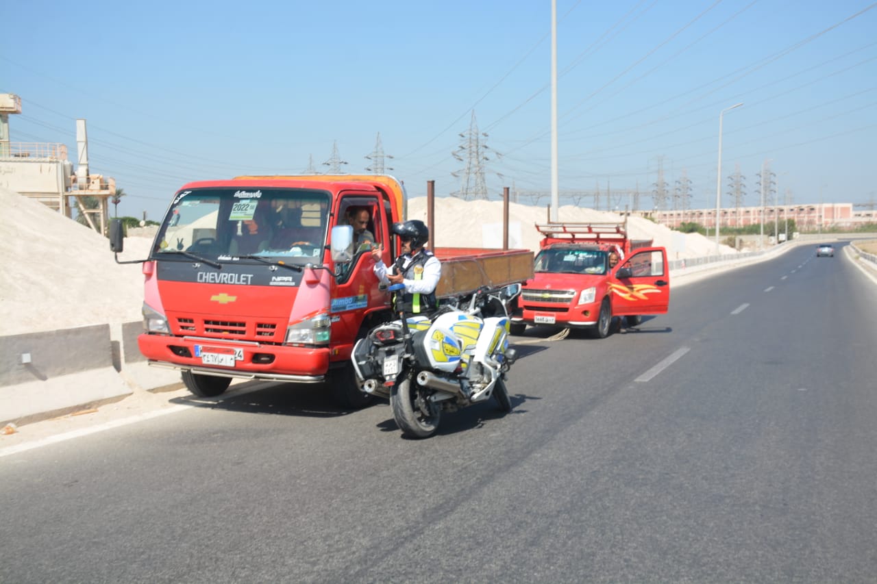 محافظ القليوبية يضبط سيارتين نقل يسيران عكس الاتجاه في منزل الطريق الحر عند مفارق الزقازيق ببنها