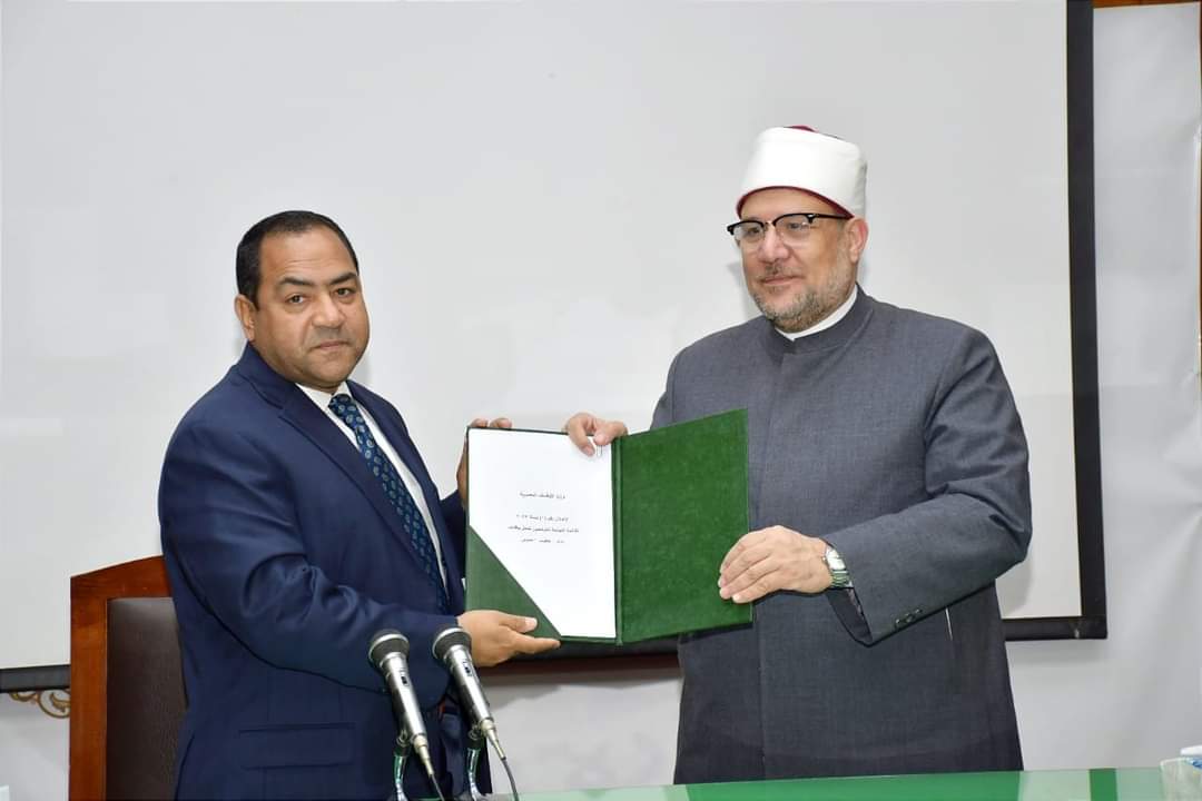 وزير الأوقاف يتسلم من رئيس الجهاز المركزي للتنظيم والإدارة نتيجة الأئمة 2022م