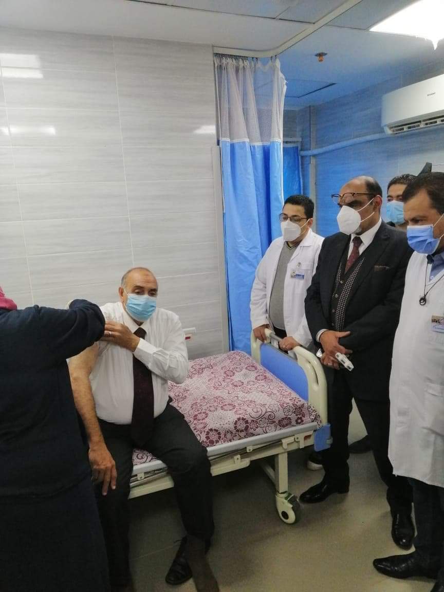 بالصور...مؤسس مركز أورام مستشفى مدينة نصر يتلقى لقاح كورونا