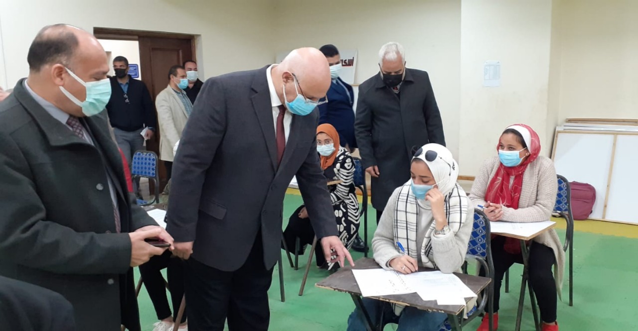 فى جولة تفقدية مفاجئة:  رئيس جامعة بنها يشدد على الالتزام بالإجراءات الإحترازية خلال أعمال الإمتحانات